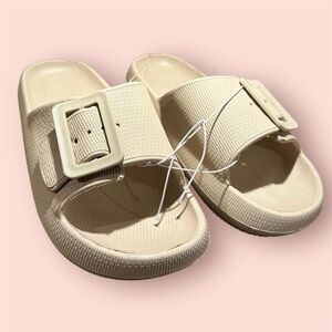 Single Band buckle  cushion pool slides light beige sandals, size 8 O’Ra…
